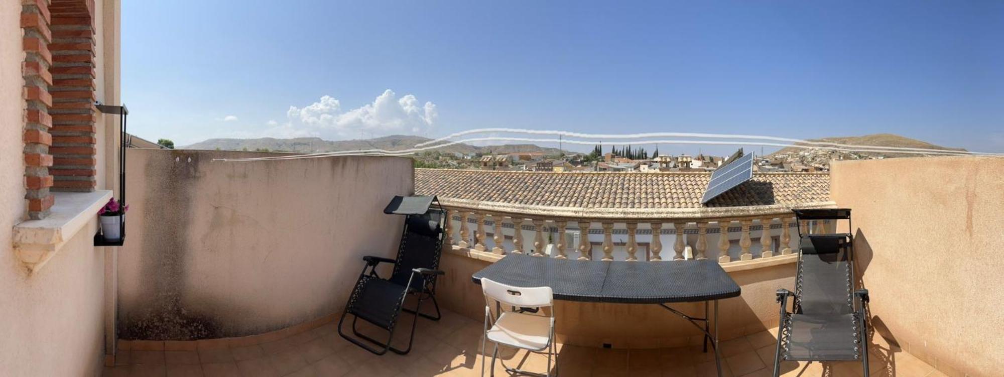 Mi Huesped Zujar, Baza